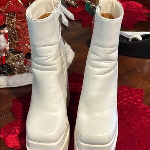 PLATFORM BOOTS WHITE ZIPPER SIDES SIZE 7
